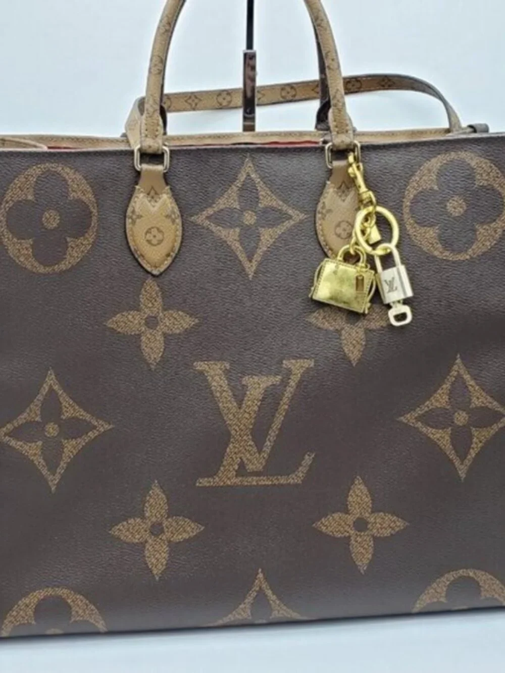LV Gold Padlock Authentic 🔑 Luxury Bag Charm w/ Unbranded Golden Bag Keychain